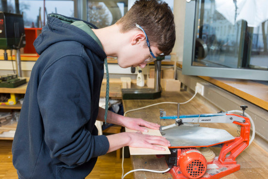 Schüler im Werkunterricht